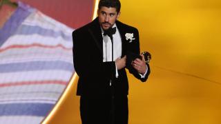 Bad Bunny recibe emocionado el premio a mejor álbum del año por 'Debí tirar más fotos'.