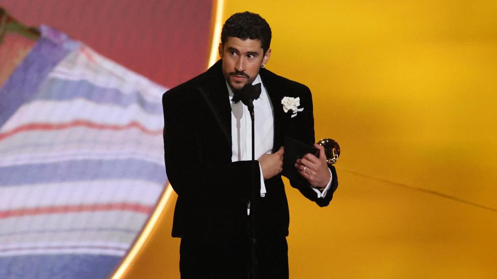 Bad Bunny recibe emocionado el premio a mejor álbum del año por 'Debí tirar más fotos'.