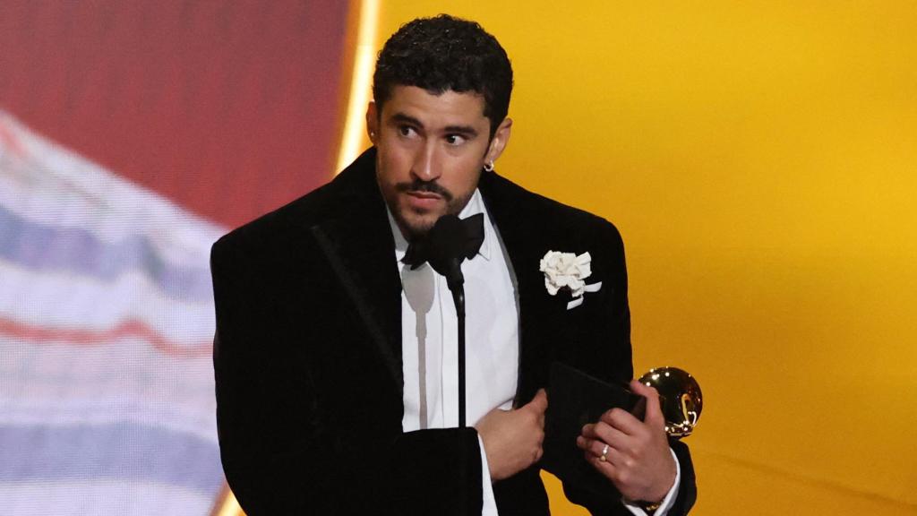 Bad Bunny recibe emocionado el premio a mejor álbum del año por 'Debí tirar más fotos'.