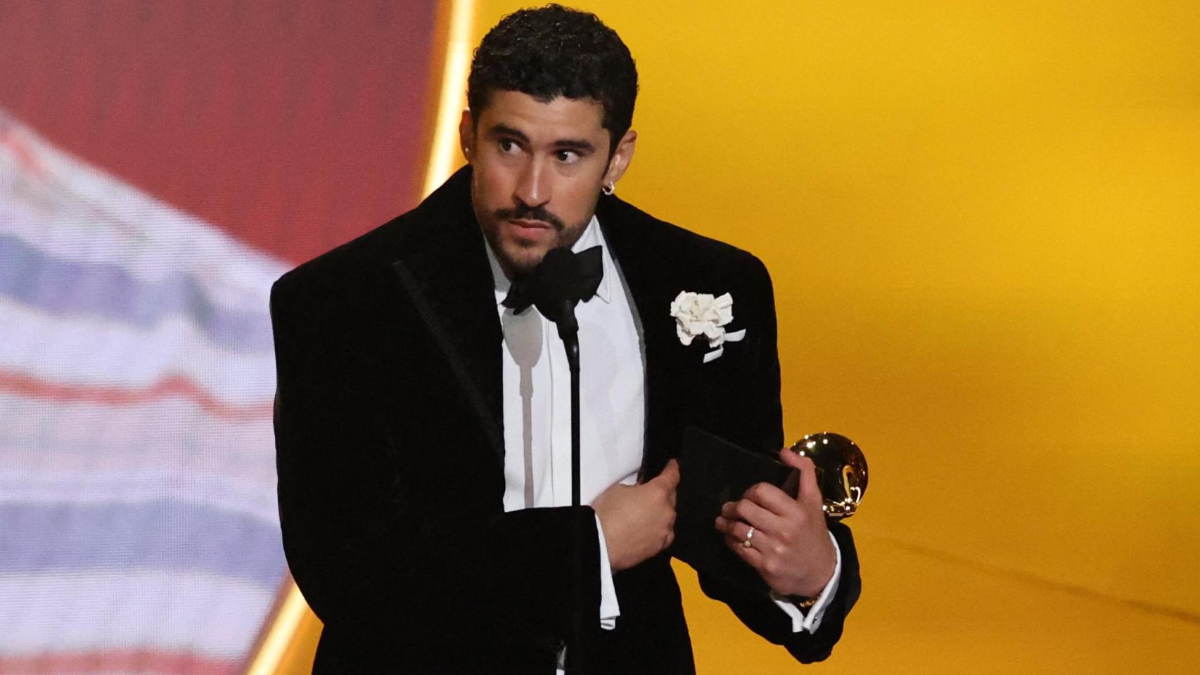 Bad Bunny recibe emocionado el premio a mejor álbum del año por 'Debí tirar más fotos'.