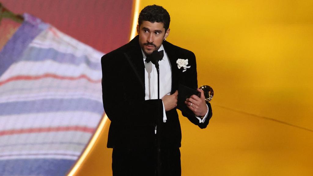 Bad Bunny recibe emocionado el premio a mejor álbum del año por 'Debí tirar más fotos'.