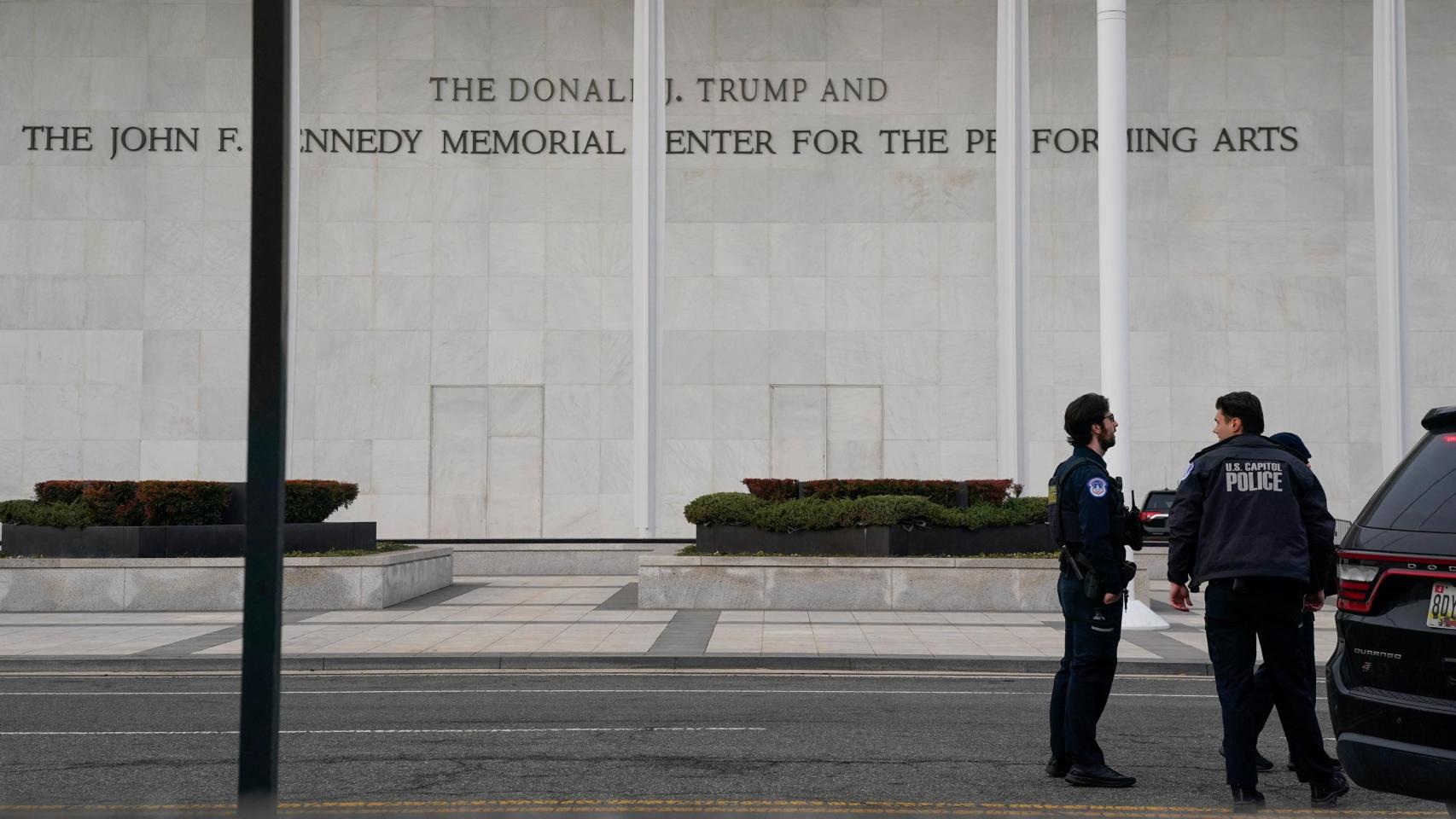 Agentes de Policía delante del Kennedy Center, en Washginton.