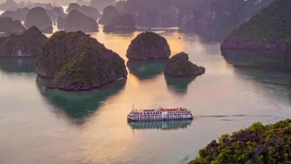 El crucero entre islotes en la Bahía de Halong en Vietnam.