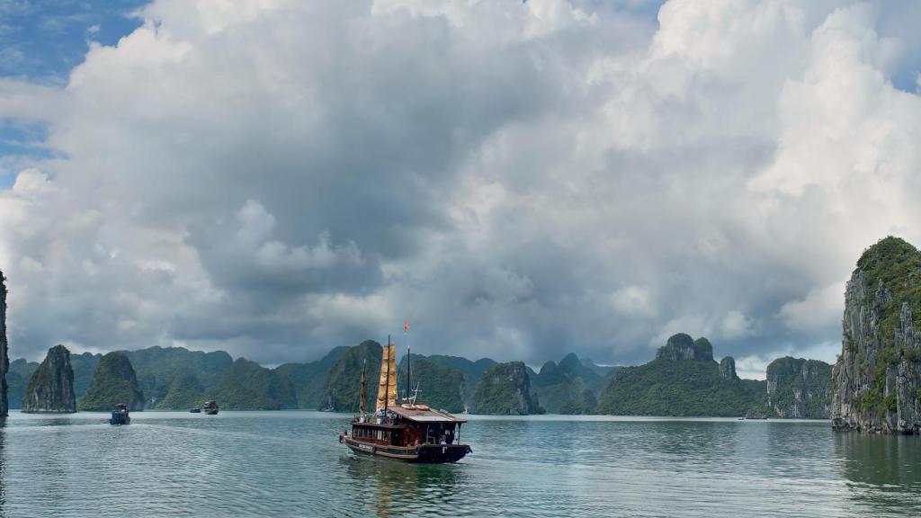 La Bahía de Halong, una de las 7 Maravillas Naturales del Mundo.