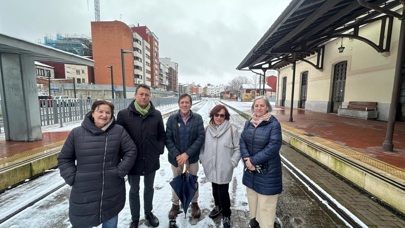 Isabel López, Eduardo Tocino, Carlos Prieto , Mariví Gutiérrez y Consuelo García en las vías de la antigua línea de FEVE junto a la estación de Matallana, en el centro de León