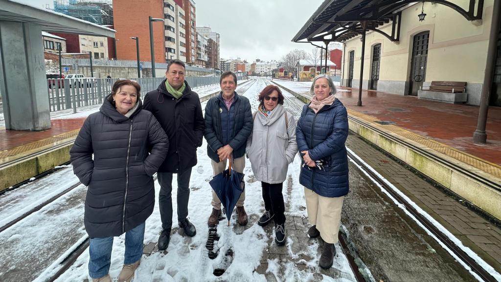 Isabel López, Eduardo Tocino, Carlos Prieto , Mariví Gutiérrez y Consuelo García en las vías de la antigua línea de FEVE junto a la estación de Matallana, en el centro de León