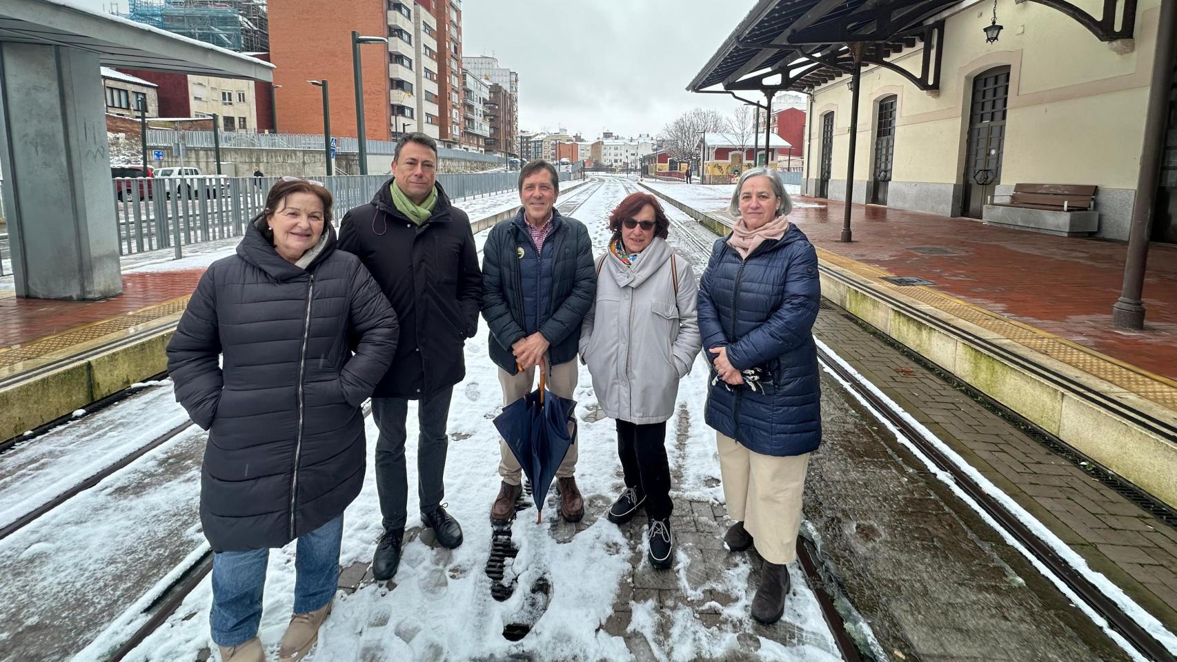 Isabel López, Eduardo Tocino, Carlos Prieto , Mariví Gutiérrez y Consuelo García en las vías de la antigua línea de FEVE junto a la estación de Matallana, en el centro de León