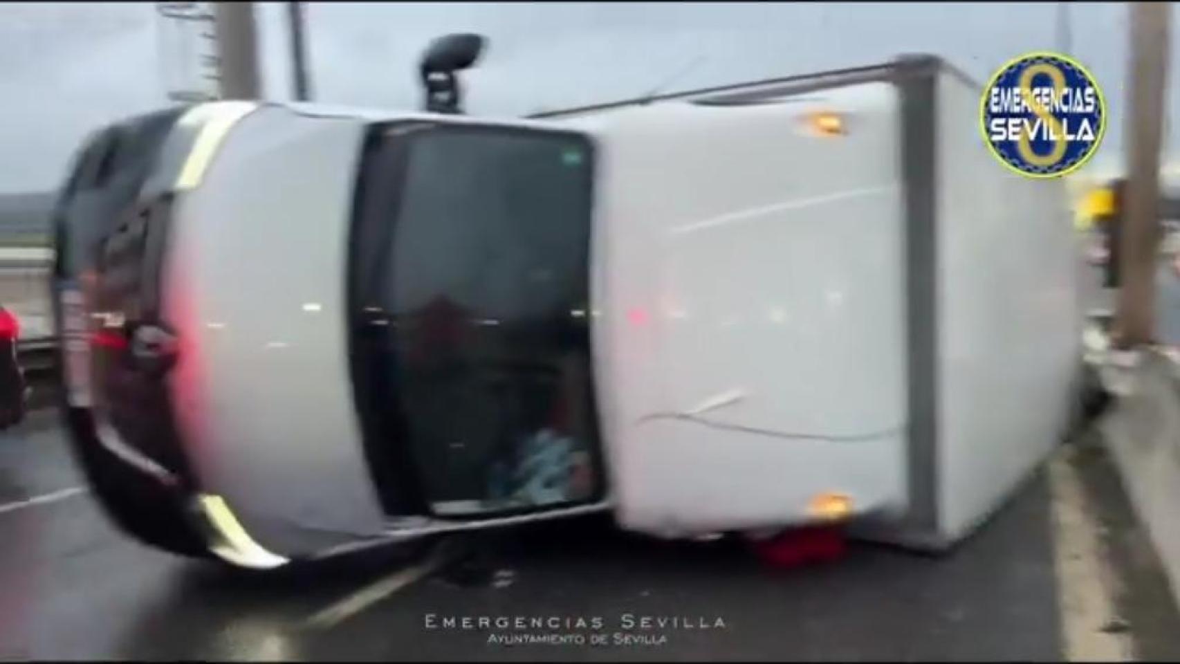 Imagen del camión volcado.