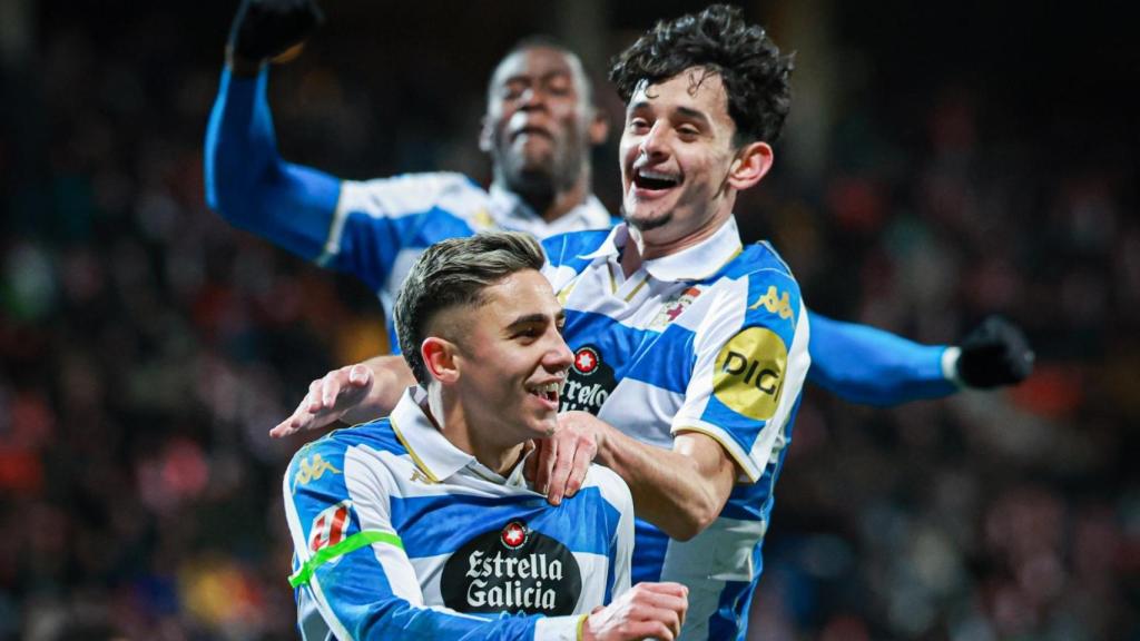 Yeremay, Patiño y Bil celebran el gol del Dépor frente a la Cultural.