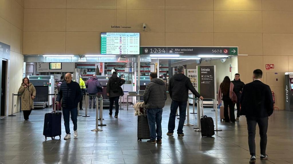 Usuarios consultando los retrasos de sus trenes en la Estación Delicias de Zaragoza