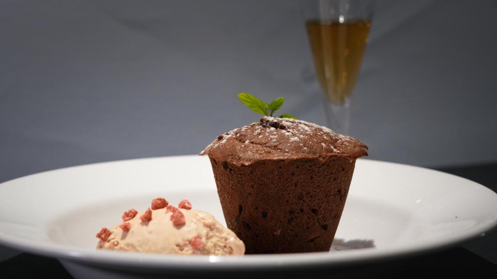 Soufflé de chocolate con helado de turrón.