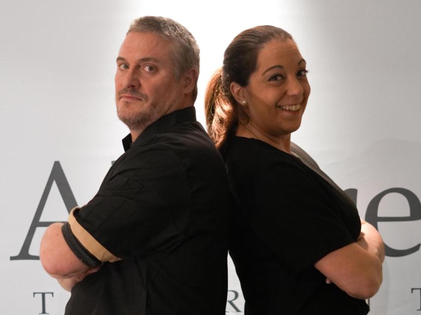 Marcelino (en cocina) y Mónica (en sala).