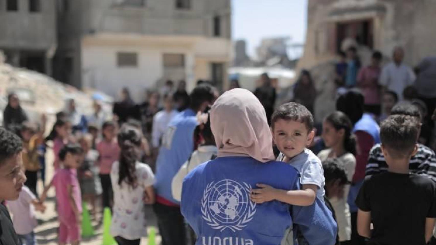 Imagen de una integrante de la UNRWA trabajando sobre el terreno en Gaza.