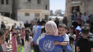 Imagen de una integrante de la UNRWA trabajando sobre el terreno en Gaza.