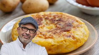 Jesús Sánchez junto a una tortilla de patatas.