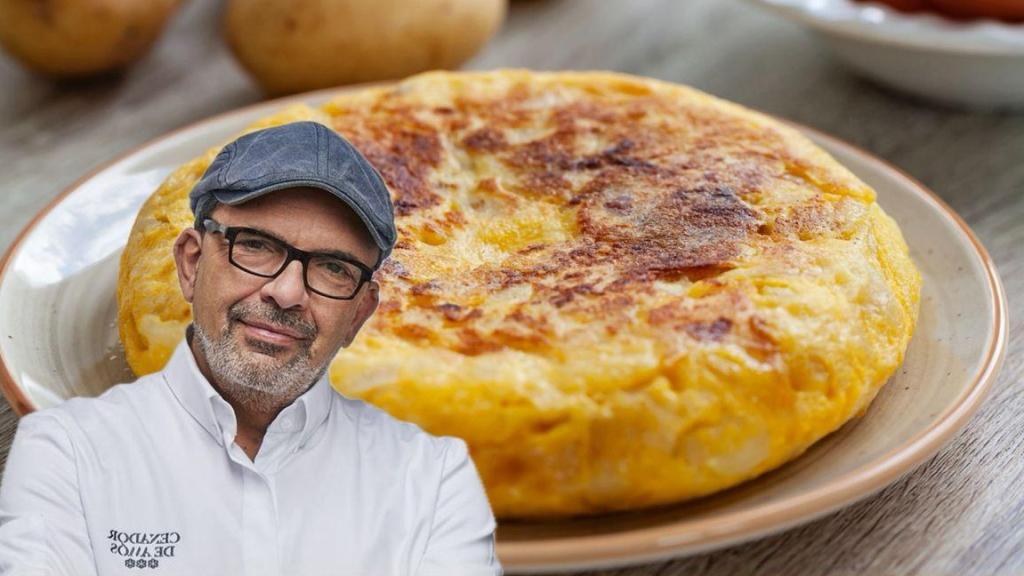 Jesús Sánchez junto a una tortilla de patatas.