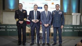 De izquierda a derecha; el almirante Aniceto Rosique Nieto, director general de Armamento y Material del Ministerio de Defensa; Pedro J. Ramírez, presidente ejecutivo y director de EL ESPAÑOL; Ángel Escribano, presidente de Indra; el teniente general Miguel Ivorra, director general de Estrategia e Innovación de la Industria de Defensa del Ministerio de Defensa; en la apertura del I Observatorio de la Defensa 'La Defensa, una prioridad nacional'.