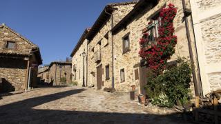 Vista de una de las tradicionales calles del pueblo de La Hiruela.