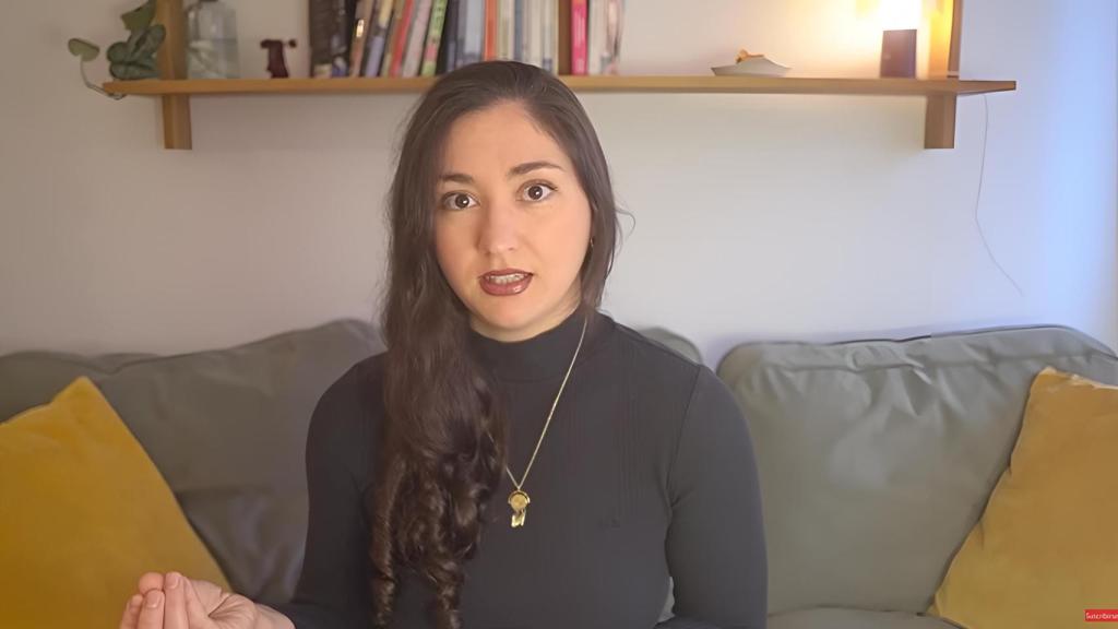 Cristina, experta en finanzas, en un vídeo de su canal de YouTube.