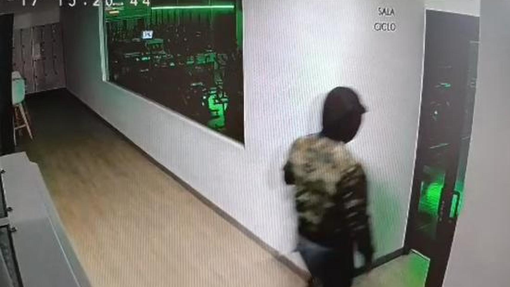 Momento en el que captan al hombre robando en un gimnasio