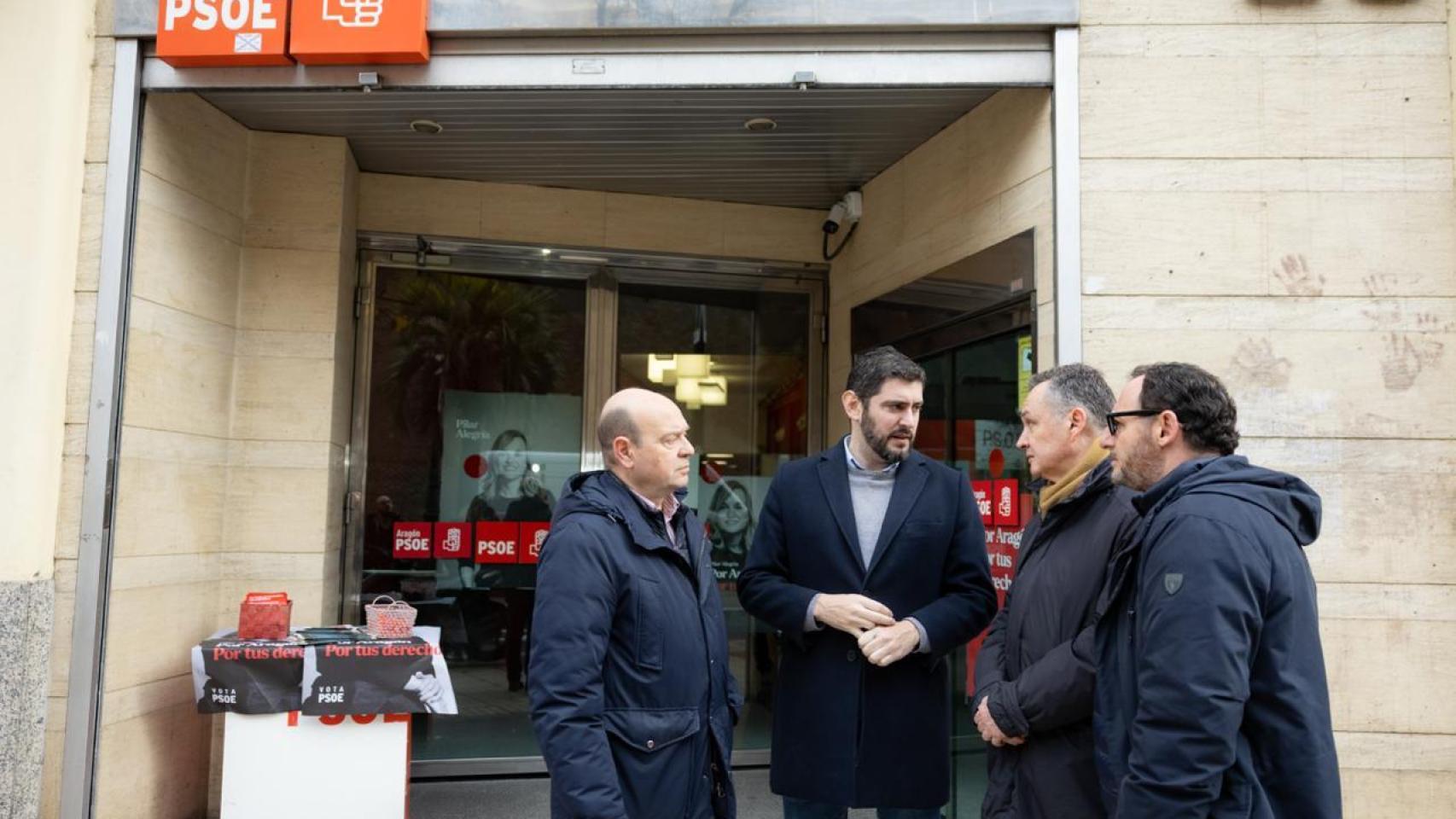 Los candidatos de Vox, frente a la sede del PSOE en Zaragoza
