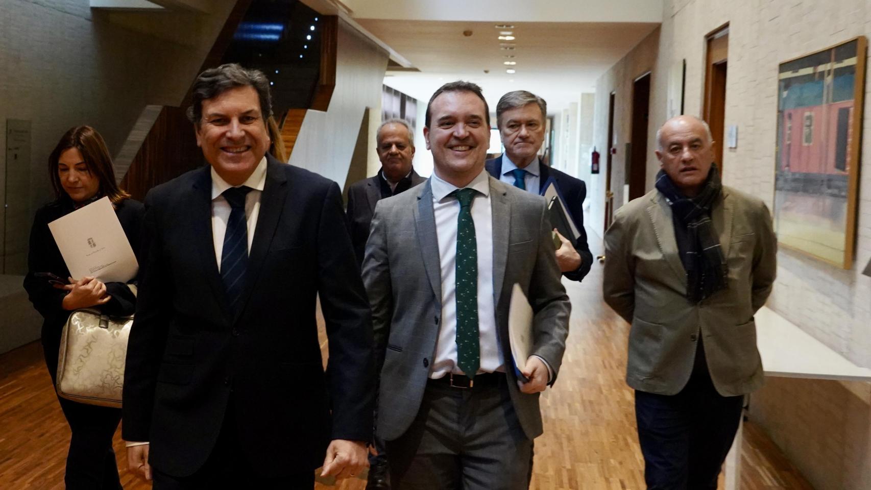 El consejero de Economía y Hacienda de la Junta de Castilla y León, Carlos Fernández Carriedo, y el portavoz del Grupo Popular en las Cortes, Ricardo Gavilanes, a su llegada a la Diputación Permanente de este lunes