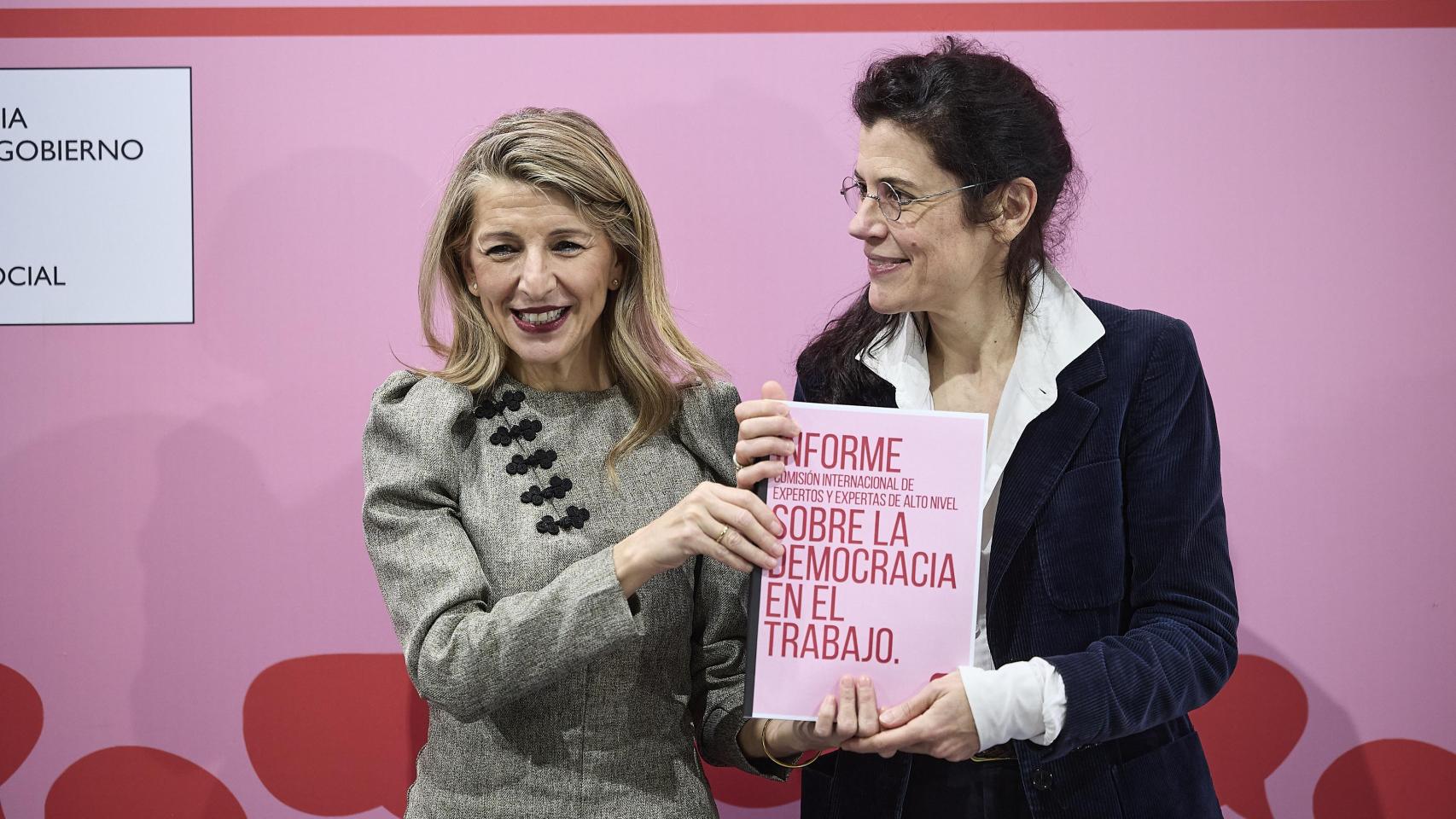 La vicepresidenta segunda del Gobierno y ministra de Trabajo y Economía Social, Yolanda Díaz (i), y la socióloga Isabelle Ferreras.