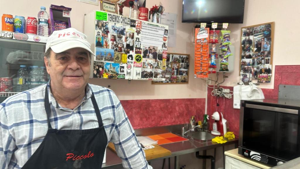 Javier, de la Bocatería Piccolo, se jubila tras 11 años cerrando las noches de fiesta en Valladolid