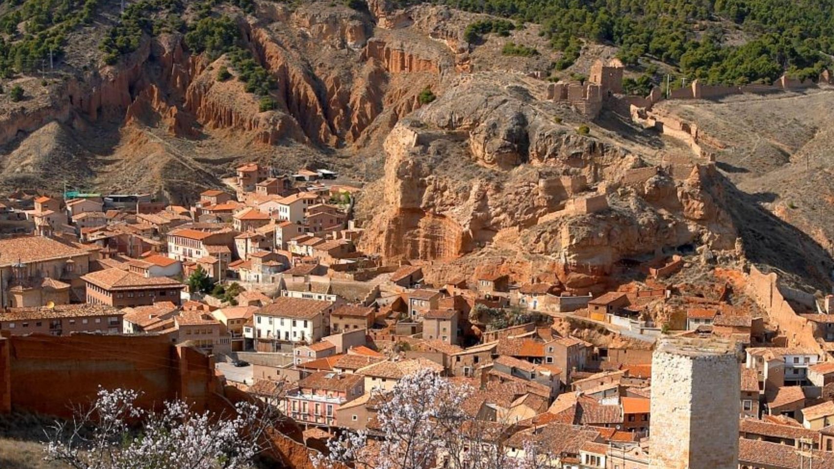 El pueblo medieval declarado Conjunto Histórico con un castillo del siglo XI: tiene una muralla de 4 km de extensión