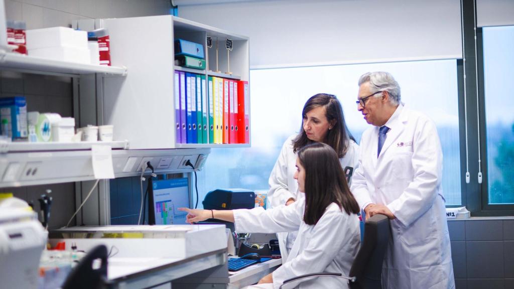 Imagen de archivo de un grupo científico.