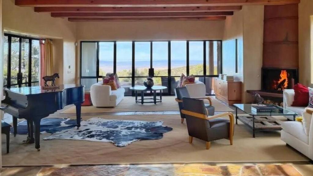 Uno de los salones principales de la vivienda.