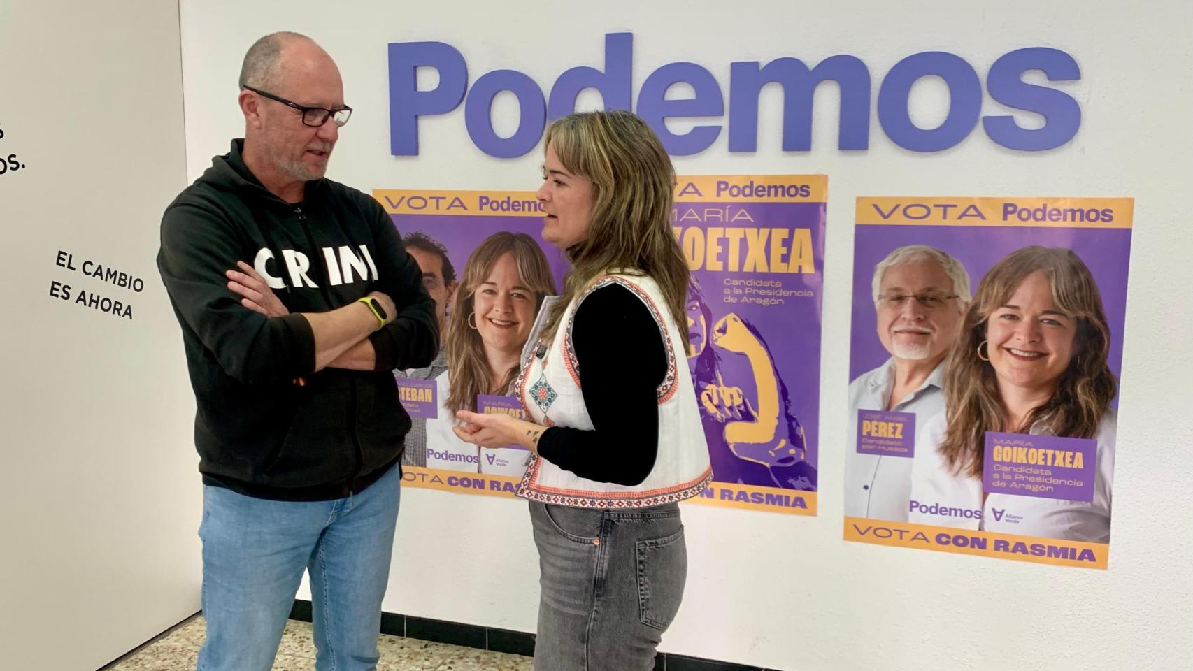 La candidata de Podemos en Aragón, con el líder autonómico, Ricard Mitjana, en la sede.