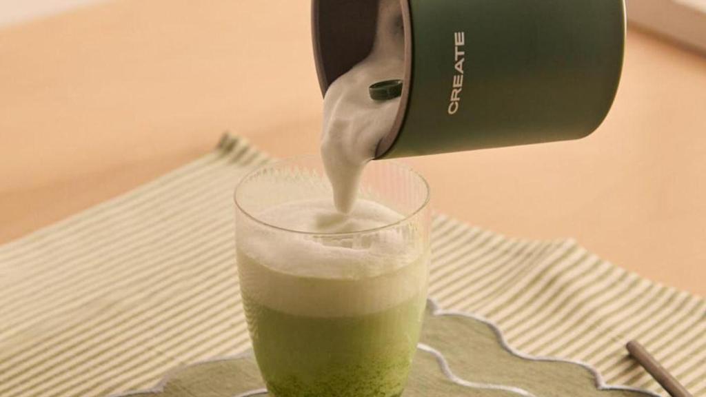 Prepara un capuchino o un té matcha en casa: este espumador de leche consigue la textura perfecta