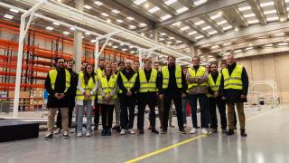 Antonio Espinosa de los Monteros, CEO de Liux, en el centro de la imagen, arropado por su equipo en la nueva fábrica de Castilla-La Mancha.