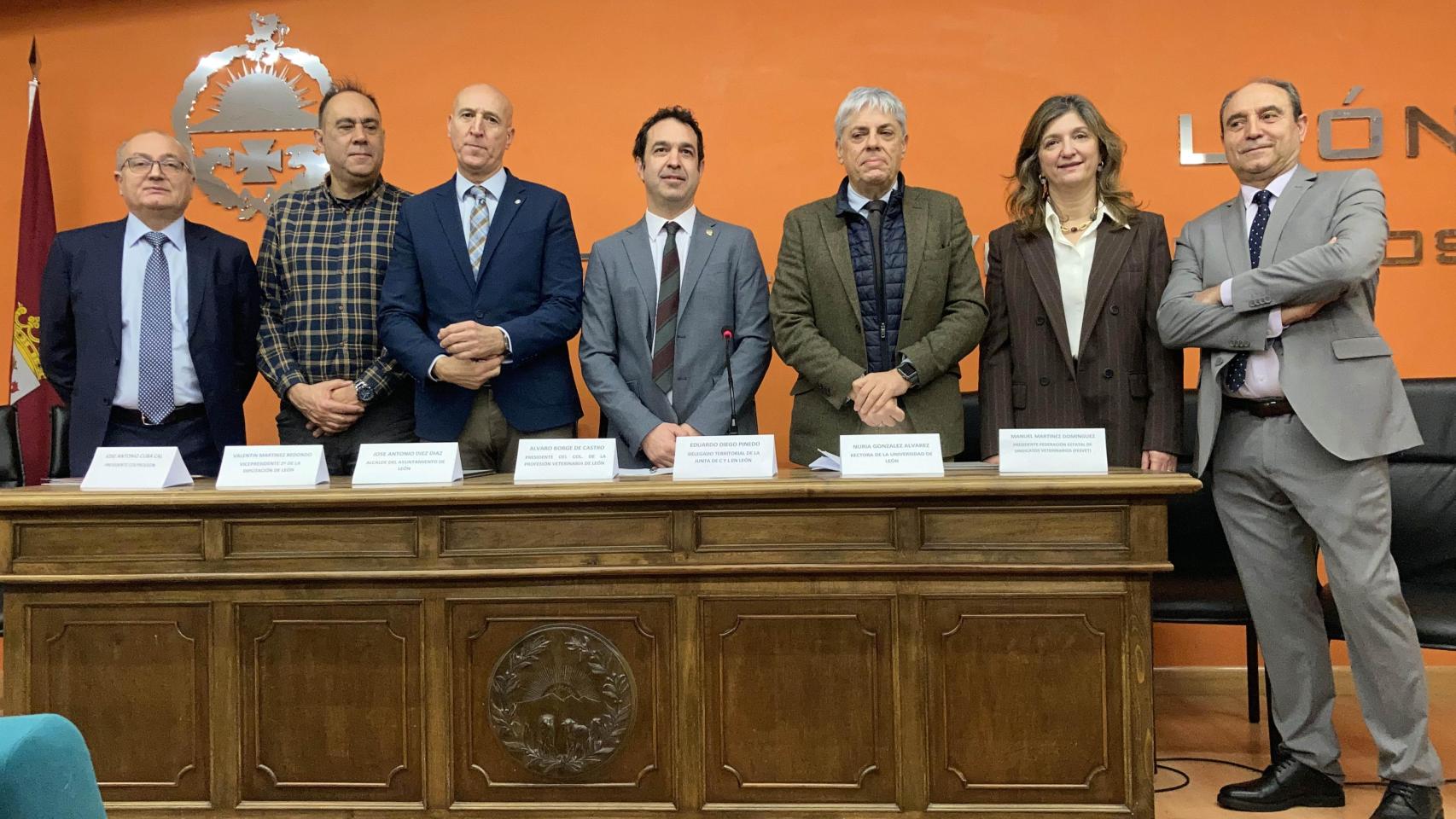 El presidente del Colegio Oficial de la Profesión Veterinaria de León, Álvaro Borge, el presidente de ColproLeón, José Antonio Cuba, el delegado territorial, Eduardo Diego y el alcalde, José Antonio Diez