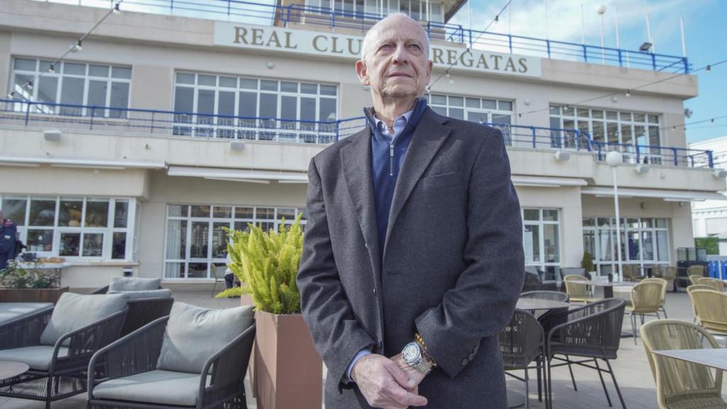 Juan José Albert frente a la fachada del RCRA que da a la terraza.
