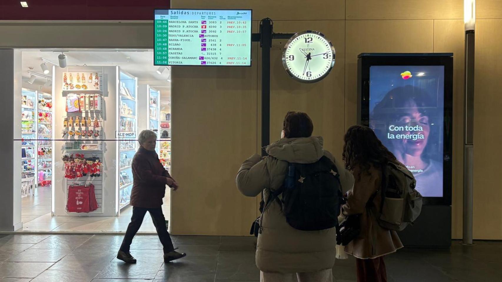 Usuarias miran el panel de retrasos en la alta velocidad este lunes en Zaragoza