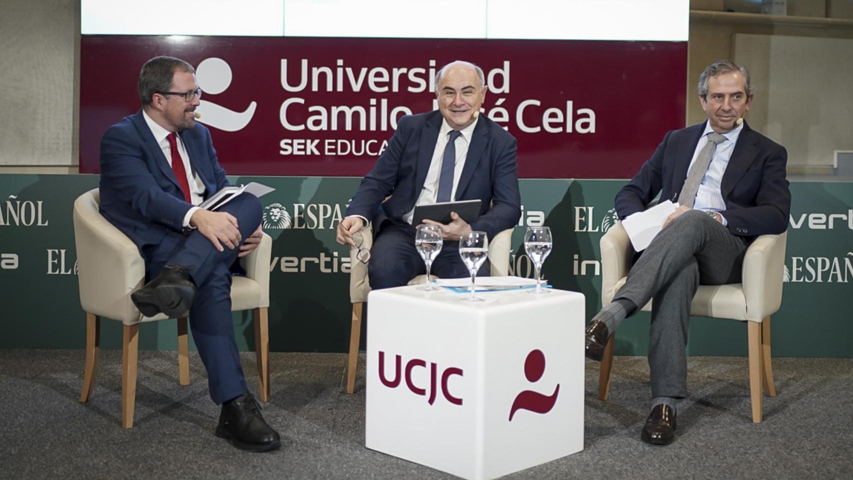 Raül Blanco (i), director de Estrategia de Sapa, el periodista de El Español Fernando Pastor (c), e Íñigo Fernández de Mesa, vicepresidente de la CEOE