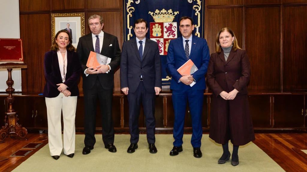 El presidente de la Junta, Alfonso Fernández Mañueco, junto al presidente de EFCL, Isidoro Alanís, y al presidente de Vitartis, Santiago Miguel. A la izquierda de la imagen, la consejera de Agricultura, Ganadería y Desarrollo Rural, María González Corral; y a la derecha, Cristina Frías, directora general de la Industria y la Cadena Agroalimentarias, durante la reunión de este lunes
