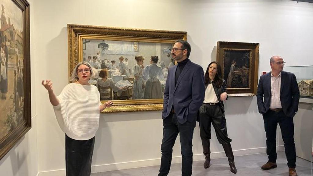 Sergio Gutiérrez durante su visita a la exposición dedicada a Pablo Iglesias Posse en Guadalajara.