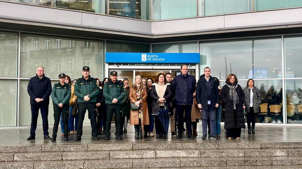 Minuto de silencio en la delegación de la Xunta en Vigo.