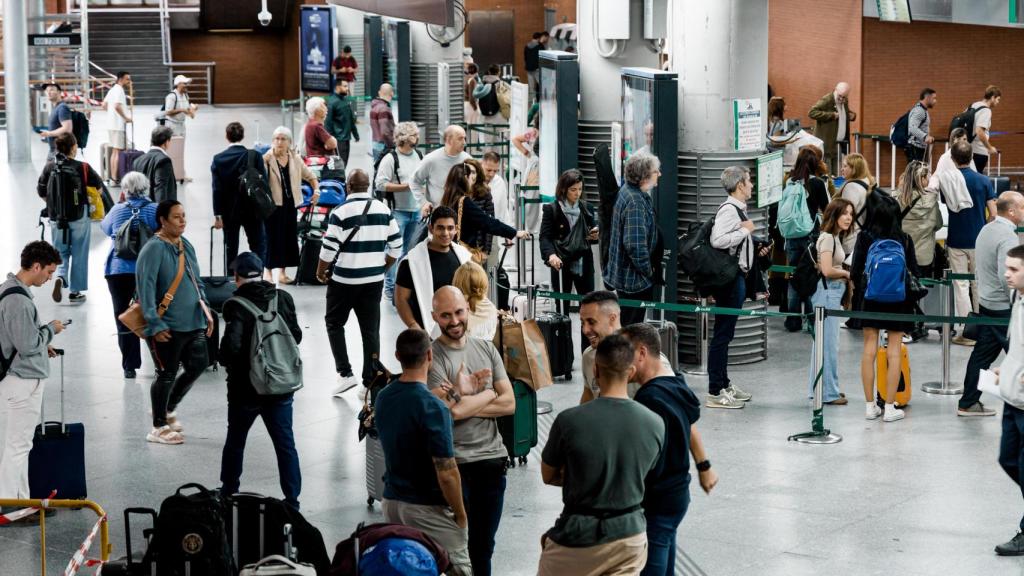 Viajeros en la Estación de Madrid - Puerta de Atocha - Almudena Grandes esperando que salga el tren en una imagen de archivo.