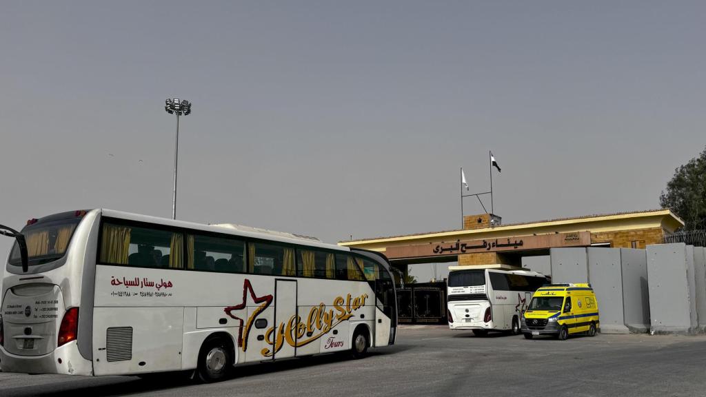 Vehículos en el paso fronterizo de Rafah entre Gaza y Egipto, este lunes.