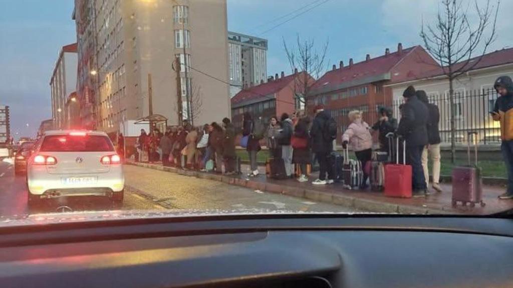 Cola para coger el bus en la estación el día del accidente