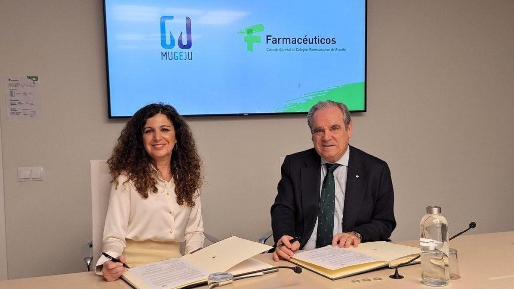 Juana María Gómez Valle, gerente Mugeju y Jesús Aguilar, presidente del Consejo General de Farmacéuticos en la firma del acuerdo.
