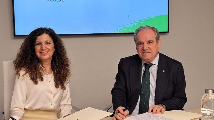 María Beatriz Anguita, secretaria general de Mugeju y Jesús Aguilar, presidente del Consejo General de Farmacéuticos en la firma del acuerdo.