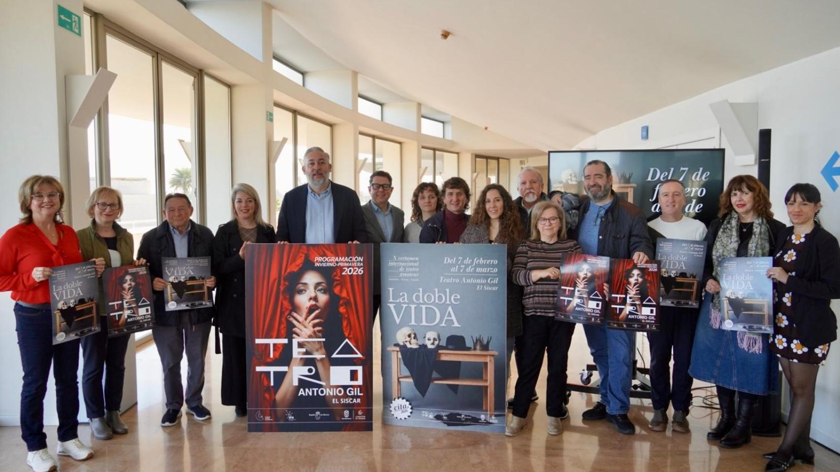 El alcalde, Víctor Manuel Martínez (5i), presentando la programación del Certamen de Teatro Amateur de Santomera.