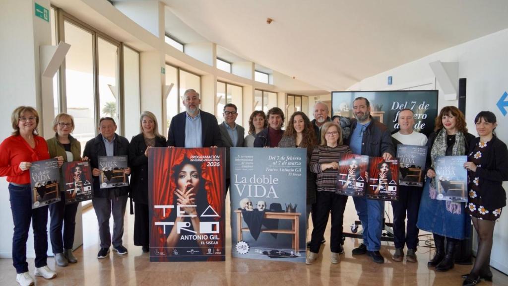 El alcalde, Víctor Manuel Martínez (5i), presentando la programación del Certamen de Teatro Amateur de Santomera.