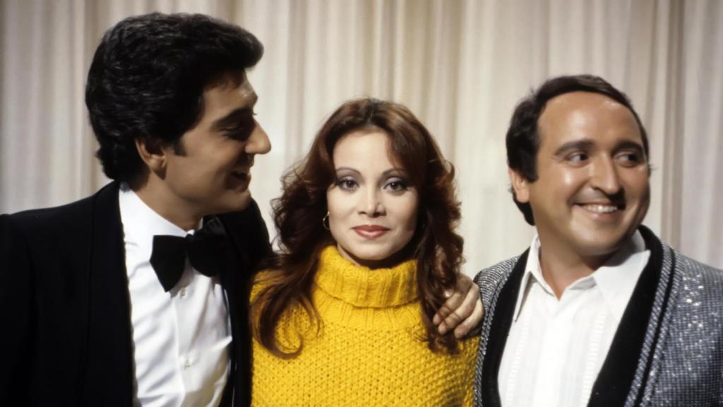 Andrés y Fernando junto a Paloma San Basilio, en una fotografía tomada en enero de 1980.