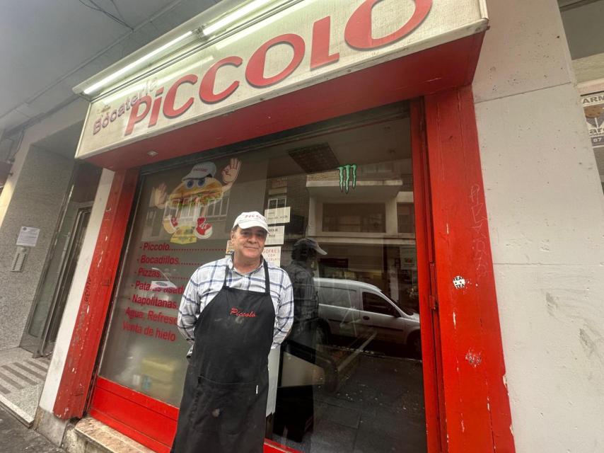Francisco Javier Sánchez Villares a las puertas de la bocatería Piccolo